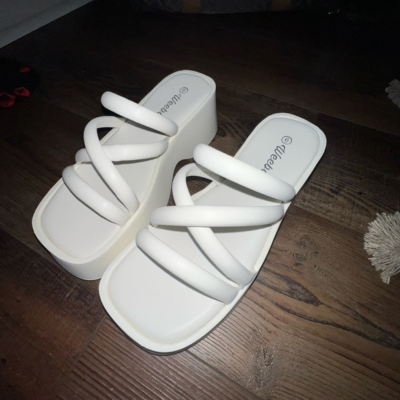 White Amazing Lace “Just Hanging Out” Platform Shoes. - Picture 3 of 4